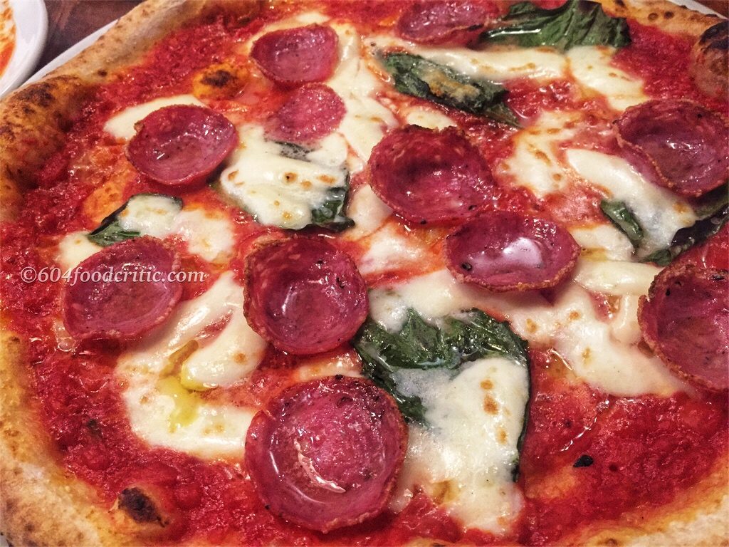 Via Tevere Pizzeria Napoletana Margherita con Salame close up